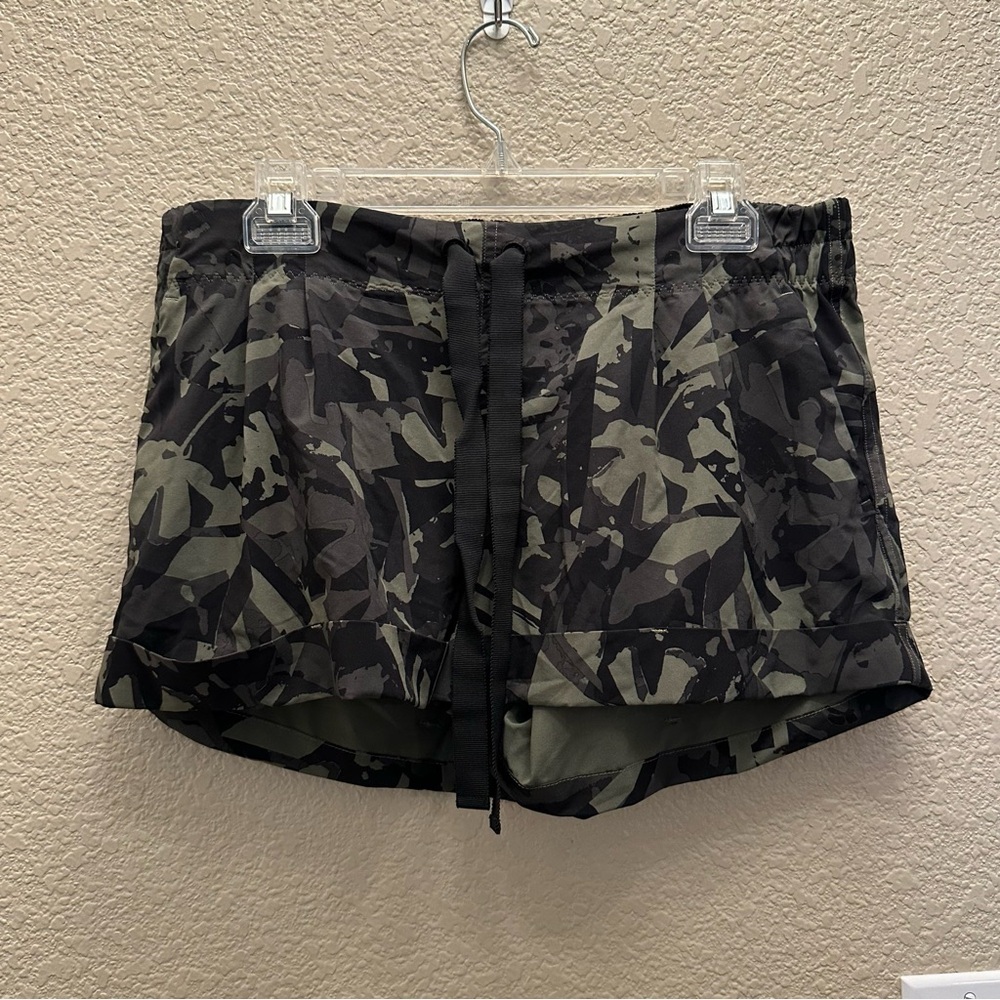 Lululemon women’s Green/black shorts size 12